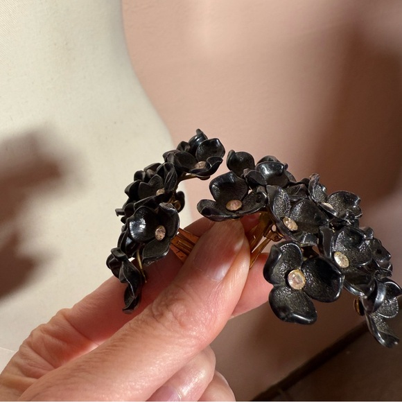 vintage 1940's retro black plastic lucite Flower cluster Oversized Earrings - Picture 6 of 14